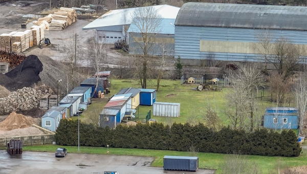Võru loomade varjupaigas võimaldab linn teenusepakkujal kasutada kontorisoojakut, kasside soojakut ja koerakuute. Ühing on enda vahenditest juurde organiseerinud sisustuse ning soojakud. Need amortiseeruvad ajas ning uute soetamine on ühingule suur rahakulu. Foto: AIGAR NAGEL